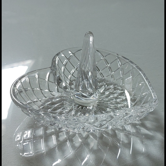 Fifth Avenue Large Crystal Heart Ring Holder - Picture 4 of 5